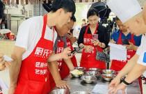 「旋轉(zhuǎn)小火鍋」開店成功！餐餐爆滿，一月回本！