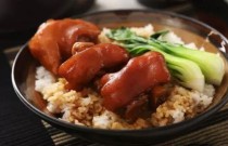 想學(xué)豬腳飯技術(shù)？豬腳飯培訓(xùn)技術(shù)哪家好？選對(duì)學(xué)校，輕松創(chuàng)業(yè)賺大錢(qián)