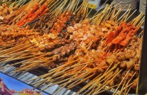 麻辣燙串串香擺地攤，一天能賺多少錢？3大關(guān)鍵點決定生意火爆與否！