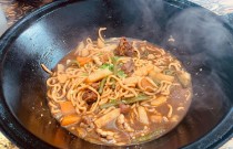 開鐵鍋燜面店要花多少錢？5大設(shè)備必備，避坑指南新手必看！