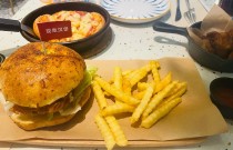 雞胸肉做漢堡包怎么腌制？掌握這幾招，口感鮮嫩又多汁！