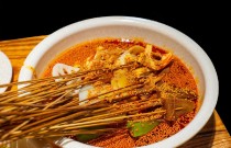 缽缽雞一元一串利潤(rùn)多少？成本拆解來(lái)算賬，真相太驚人！