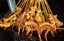 鐵板魷魚擺攤賺錢嗎？技術(shù)穩(wěn)口味正，生意爆到排隊(duì)！