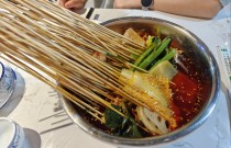 冷鍋串串放什么菜好吃？選對菜品一夜爆單，擺攤賺錢翻倍不是夢！