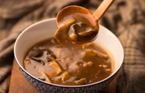 熬胡辣湯下鄉(xiāng)賣，大姨單次買 29 元！創(chuàng)業(yè)咋贏人心？