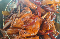 大學(xué)生棄職擺攤賣鹵串，日賺 1000+！小生意藏大機(jī)遇
