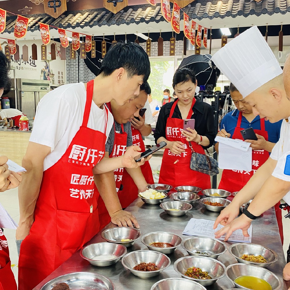 「旋轉(zhuǎn)小火鍋」開(kāi)店成功！餐餐爆滿，一月回本！