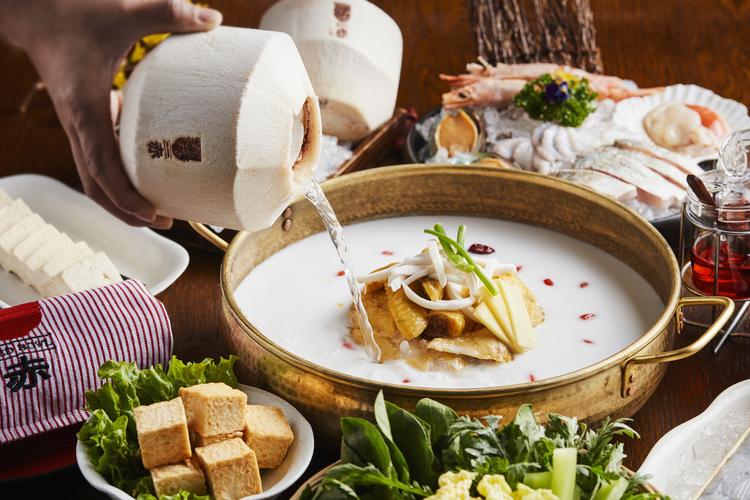 椰子雞火鍋的做法：清甜鮮美，一鍋養(yǎng)生