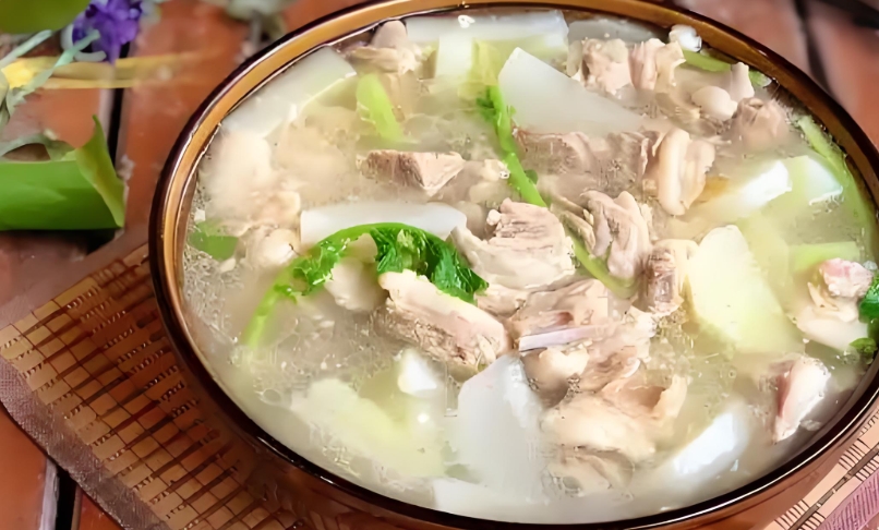 不加任何化學(xué)調(diào)料，純技術(shù)熬制羊湯，做出最正宗的風(fēng)味。