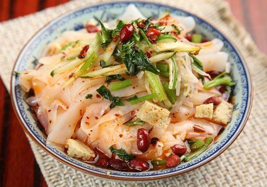 涼皮制作秘訣大公開，從入門到精通，涼皮培訓(xùn)助你成就美食夢想