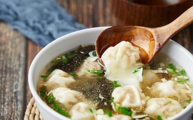 想學(xué)做餛飩？湯鮮皮薄餡多，餛飩培訓(xùn)基地竟能帶來這些驚喜！