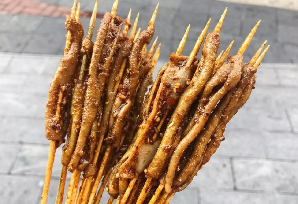 鐵板鴨腸技術教學，從配料到火候，輕松掌握秘制風味！
