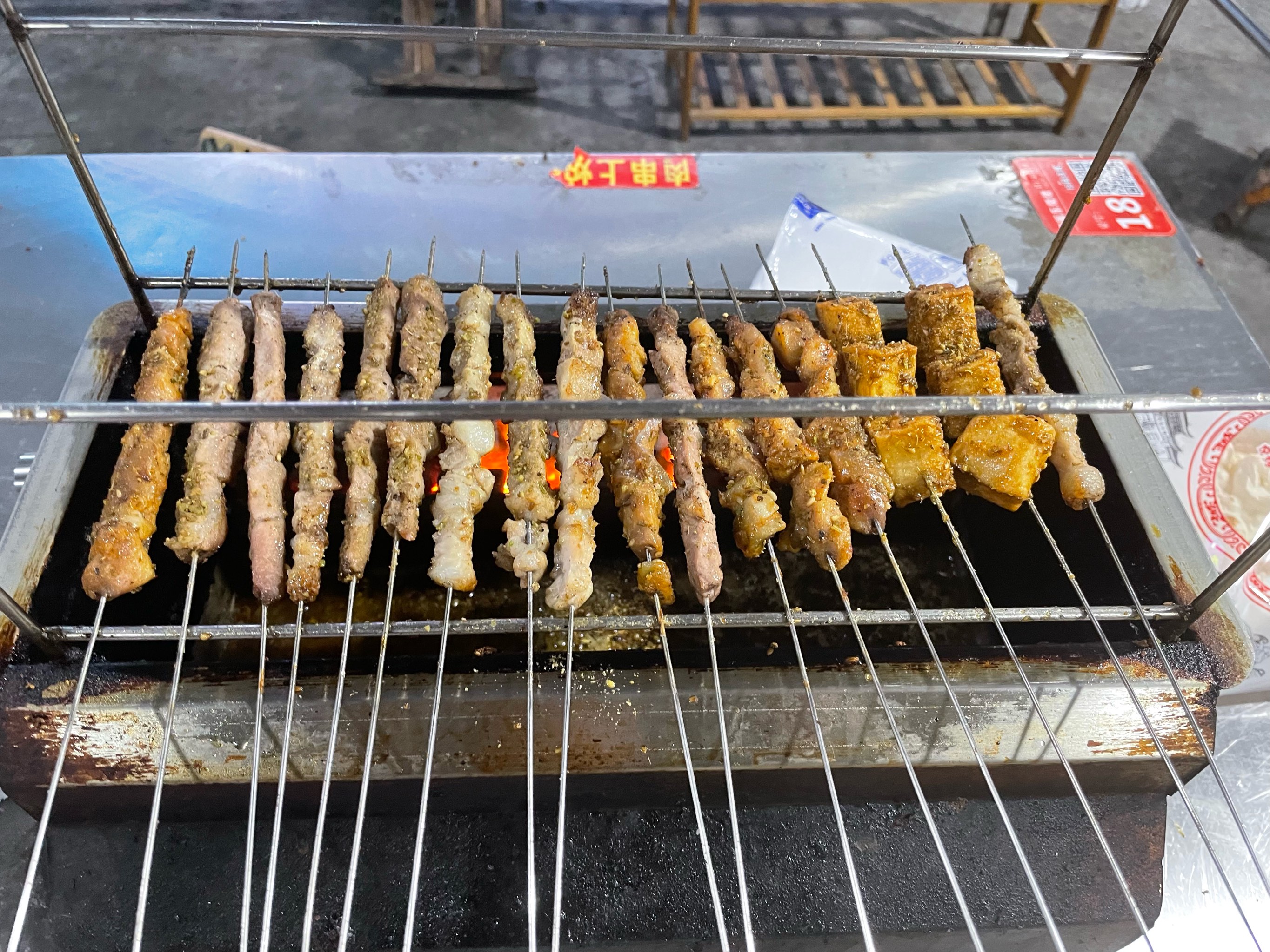 想靠燒烤創(chuàng)業(yè)？從技術(shù)學(xué)習(xí)到小吃車經(jīng)營(yíng)全攻略