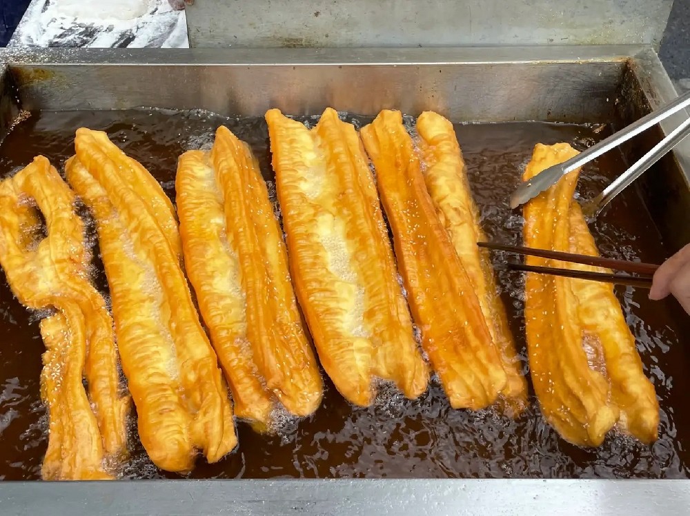 早餐攤?cè)召?000+？香酥大油條培訓(xùn)班哪里有？警惕3大套路，90%新手都踩坑！
