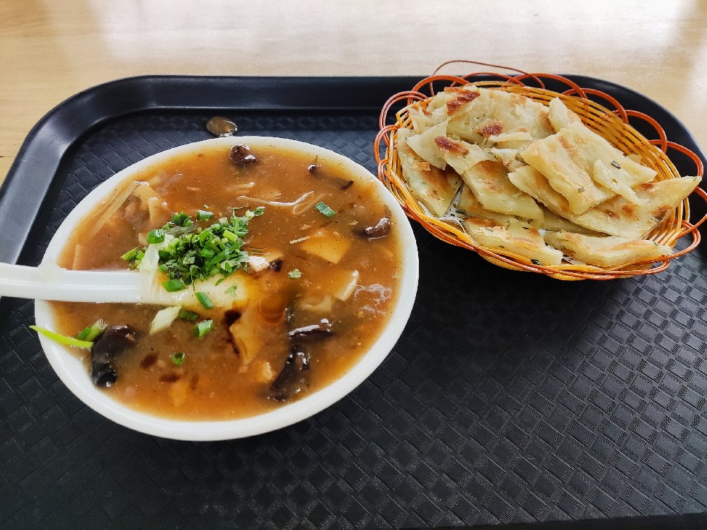 胡辣湯的做法和配料揭秘！3個(gè)關(guān)鍵技巧，學(xué)會(huì)后湯底更濃郁！