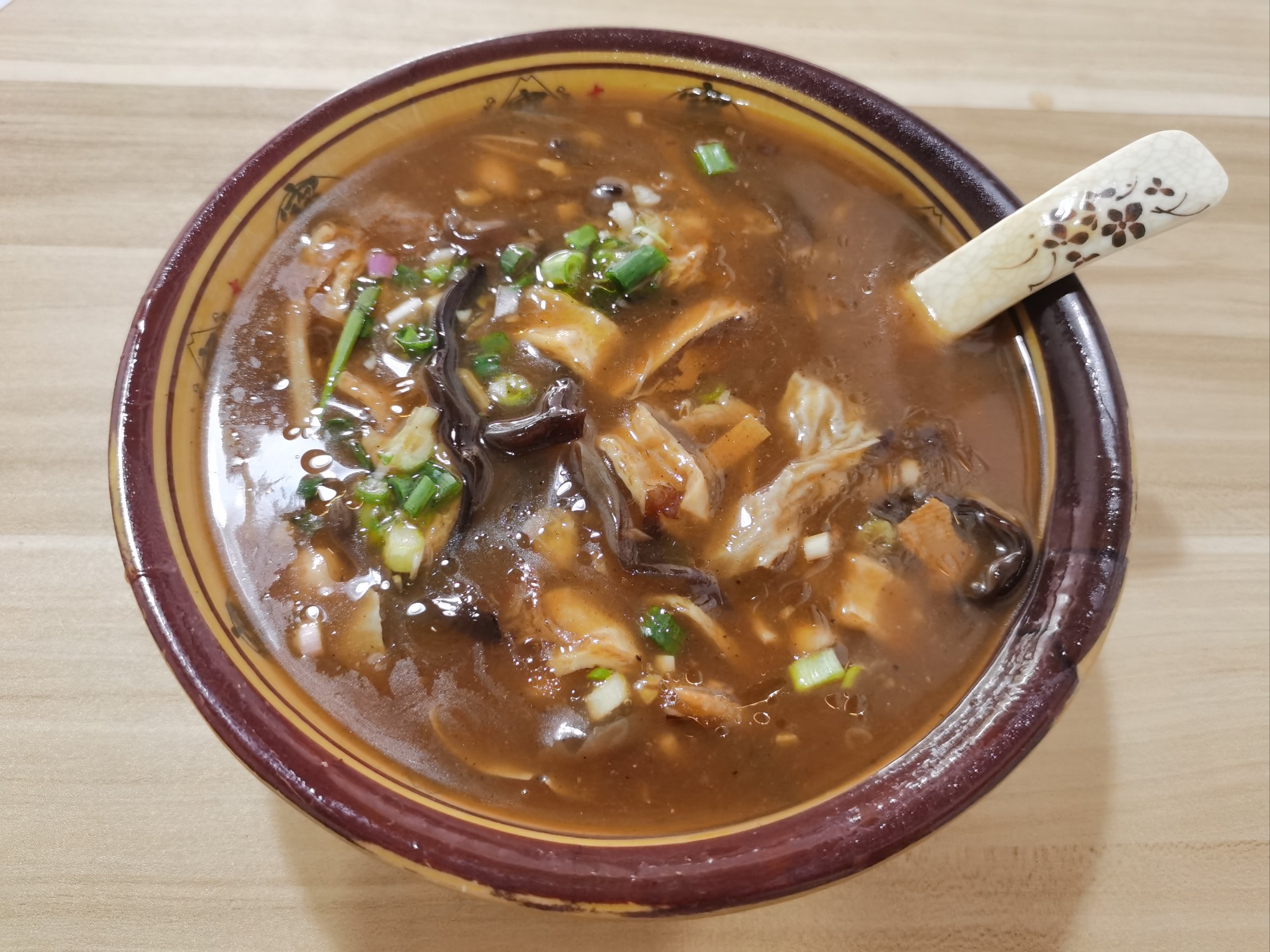 胡辣湯的做法和配料揭秘！3個(gè)關(guān)鍵技巧，學(xué)會(huì)后湯底更濃郁！