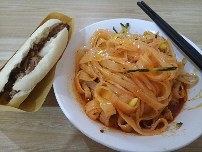 涼皮肉夾饃實(shí)體店教學(xué)：新手創(chuàng)業(yè)者的“黃金搭檔”還是“坑”？