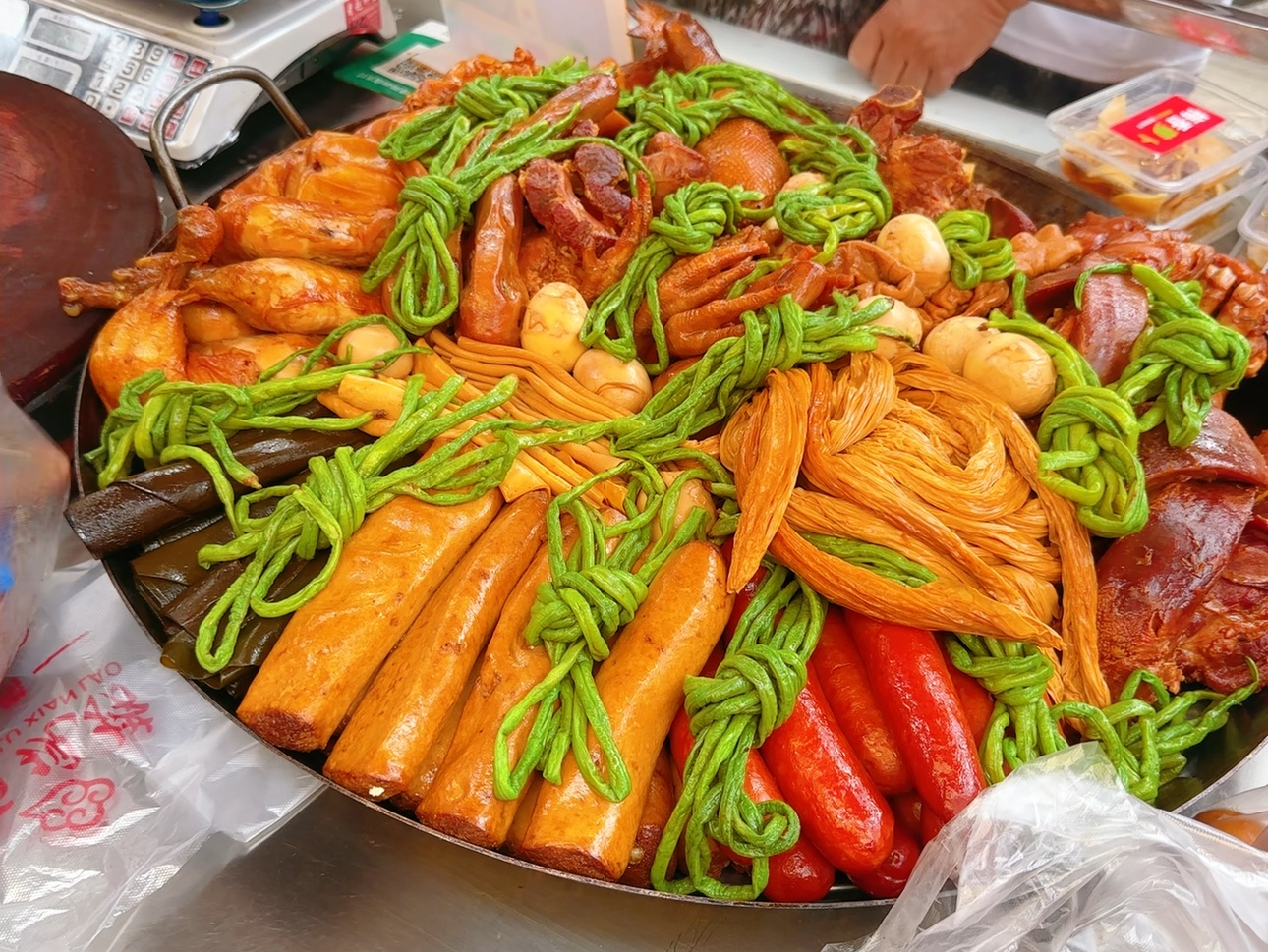 大鍋鹵菜的正宗做法擺攤：想學(xué)真技術(shù)，別被套路坑了！