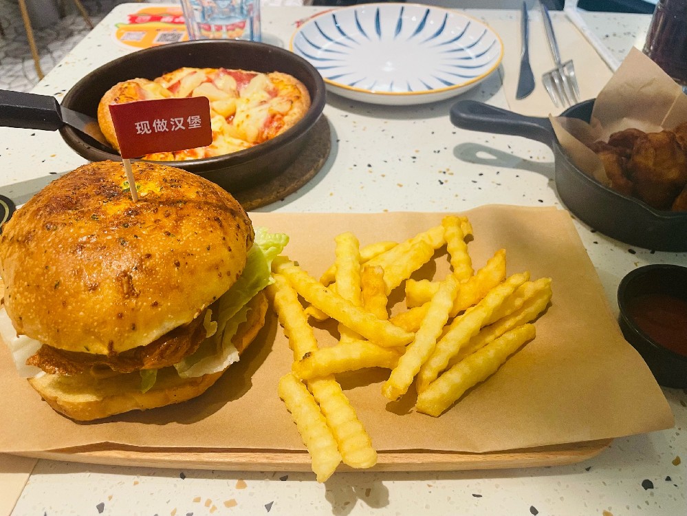 雞胸肉做漢堡包怎么腌制？掌握這幾招，口感鮮嫩又多汁！