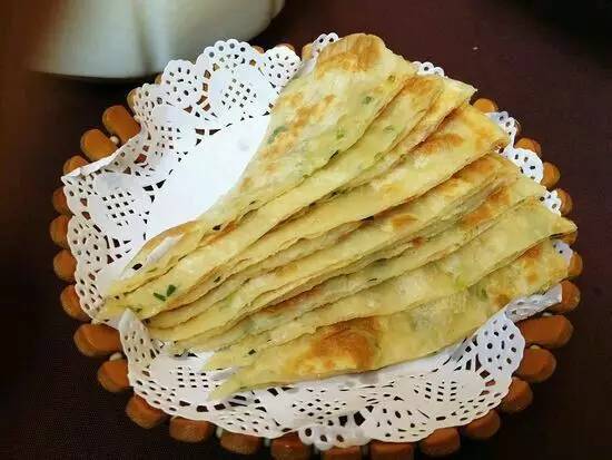 學(xué)做蔥油餅去哪里學(xué)？選對培訓(xùn)，快速掌握技巧！