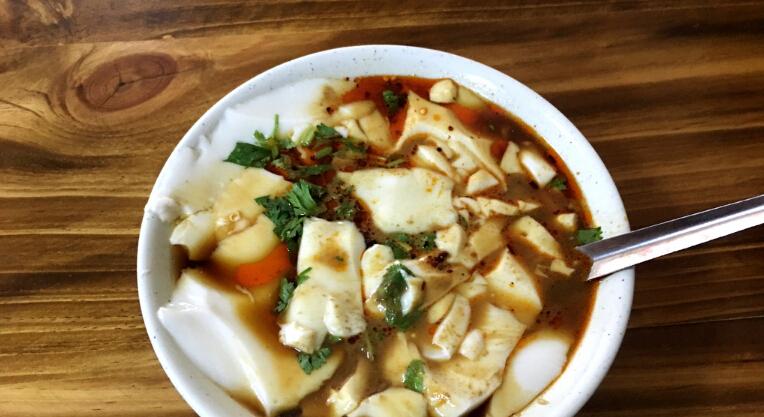 一斤豆子出幾碗豆腐腦？學技術(shù)真輕松，小本起步也能賺！