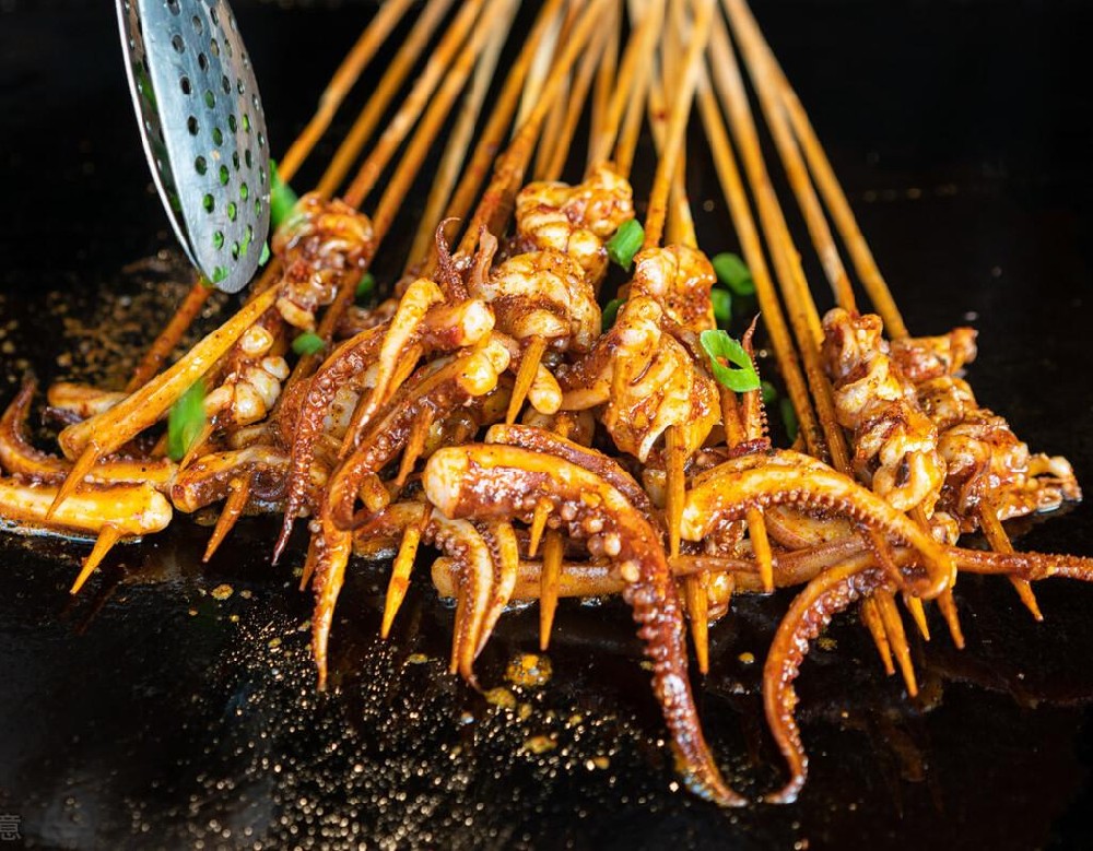 鐵板魷魚(yú)擺攤賺錢(qián)嗎？技術(shù)穩(wěn)口味正，生意爆到排隊(duì)！