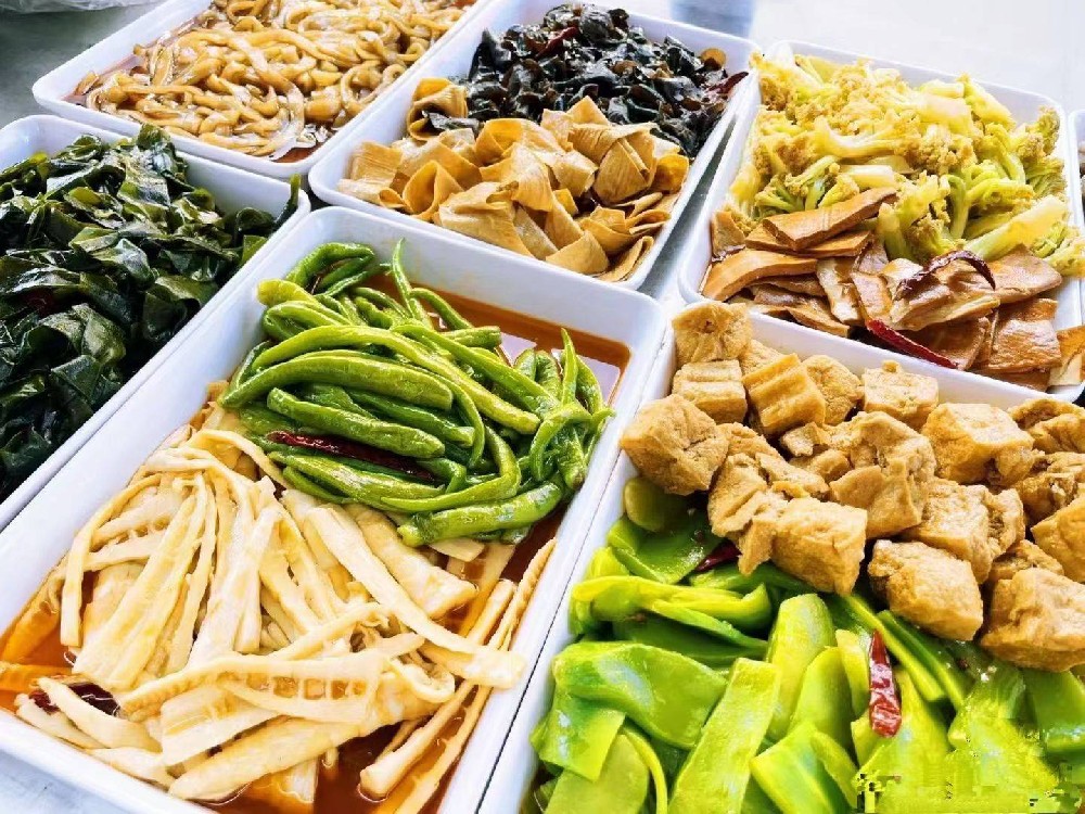 鴨貨素菜都有啥？搭配全了，擺攤顧客一口接一口！