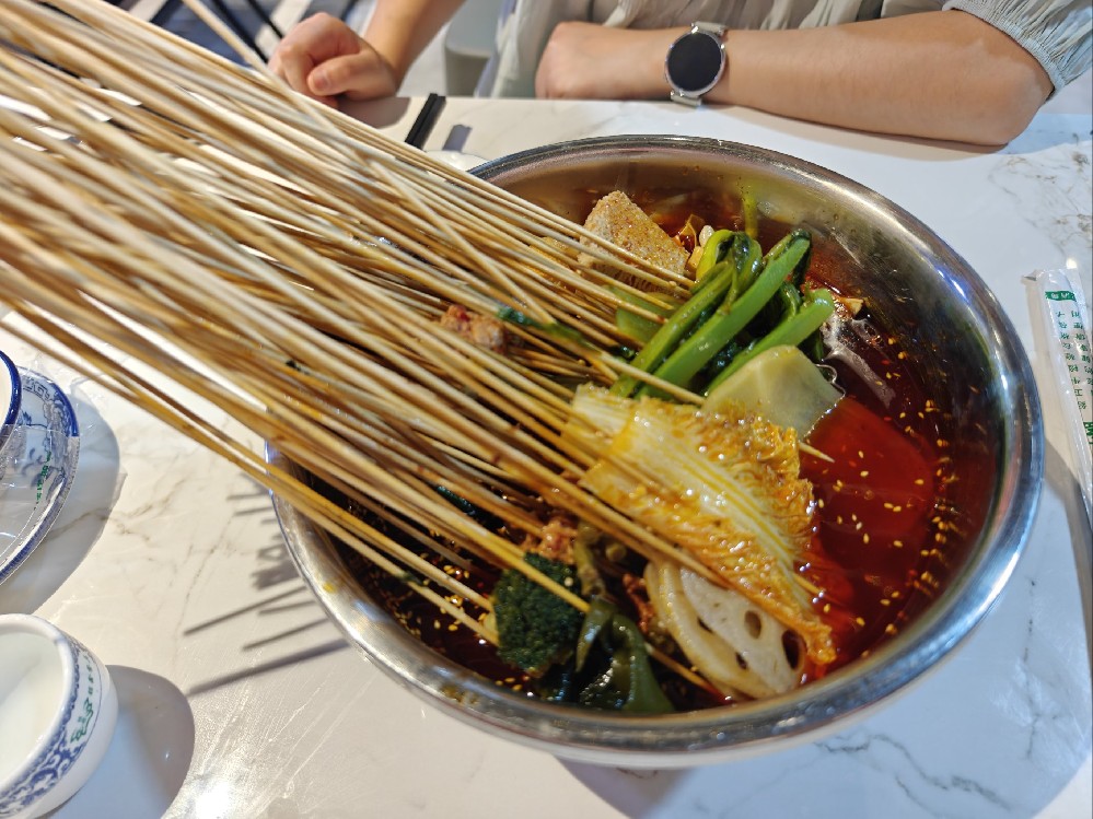 冷鍋串串放什么菜好吃？選對菜品一夜爆單，擺攤賺錢翻倍不是夢！