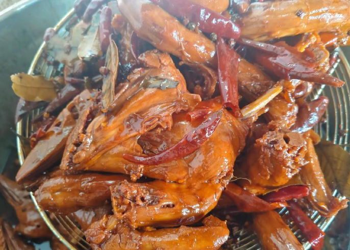 大學(xué)生棄職擺攤賣鹵串，日賺 1000+！小生意藏大機(jī)遇