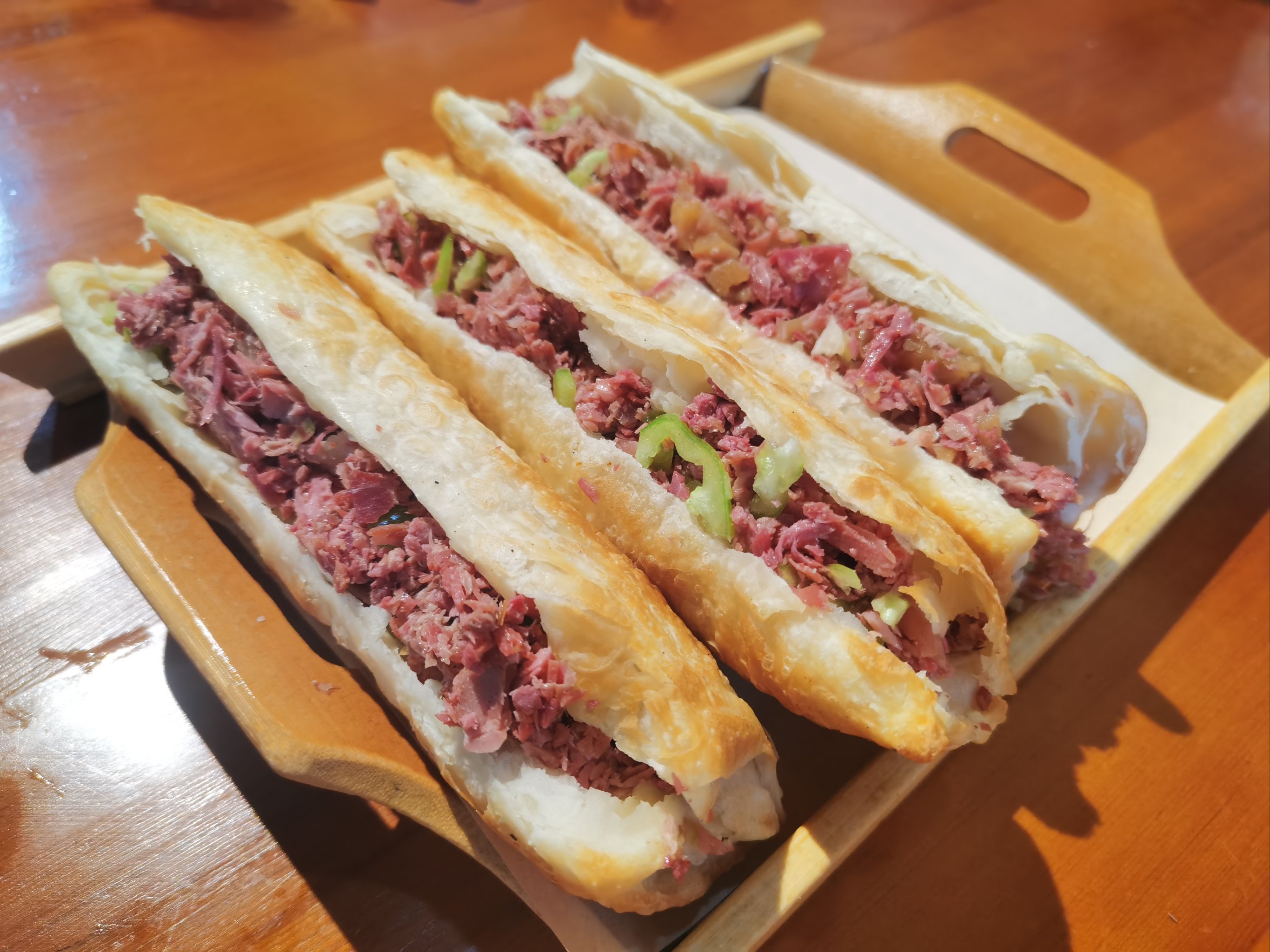 賣(mài)驢肉火燒利潤(rùn)怎么樣？味道抓住人，經(jīng)營(yíng)細(xì)節(jié)才是關(guān)鍵！