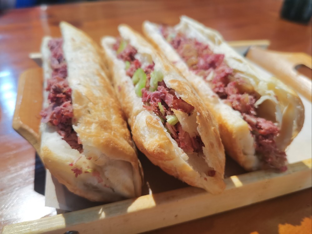 賣(mài)驢肉火燒利潤(rùn)怎么樣？味道抓住人，經(jīng)營(yíng)細(xì)節(jié)才是關(guān)鍵！